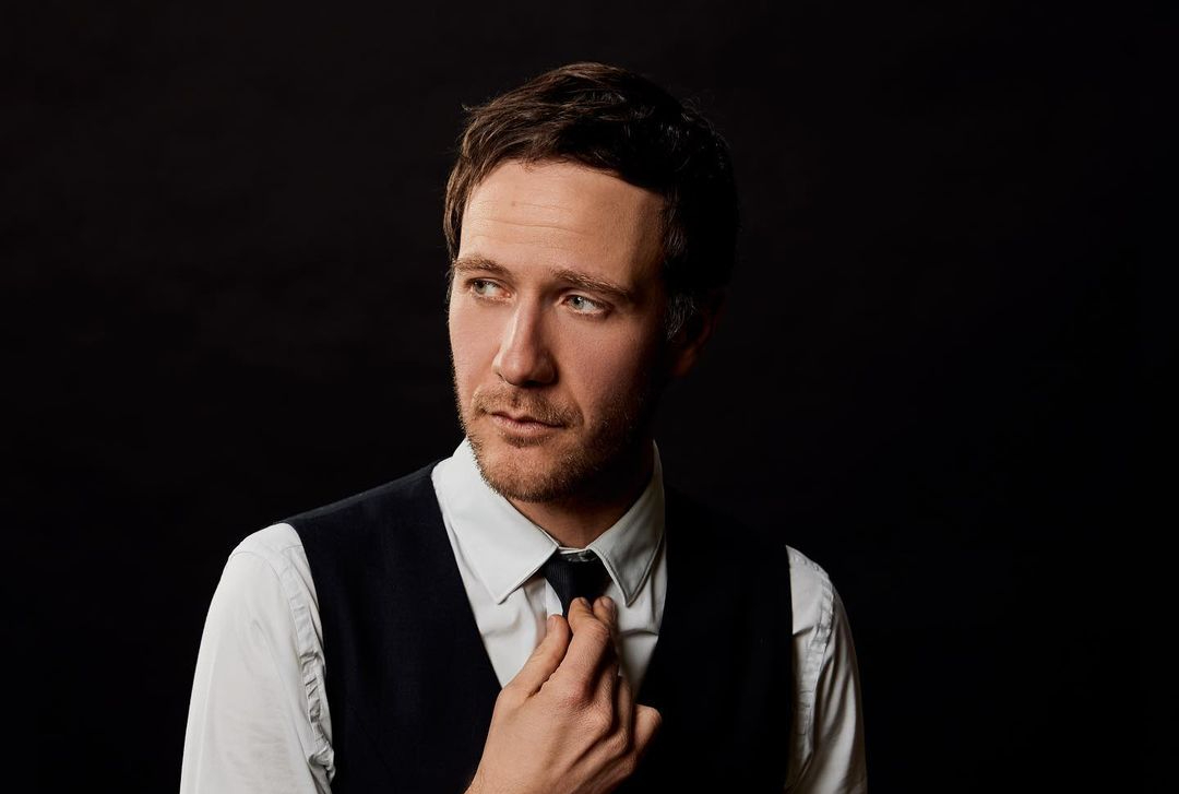 Eurowizja 2025: Holandia i Słowenia spowalniają kompletowanie stawki. Dlaczego? • Klemen Slakonja przebrał się za wszystkich reprezentantów. Teraz sam chce jechać na Eurowizję • Bazylea ma budżet na konkurs, a co z referendum?