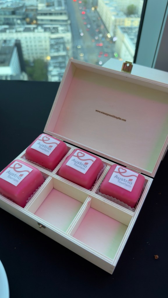 Eurowizja 2026: Austria promuje wydarzenie w Warszawie • niedługo konferencja prasowa Alicji Szemplińskiej w TVP • Protesty w Wiedniu – kiedy się odbędą? Czy będzie tam bezpiecznie?