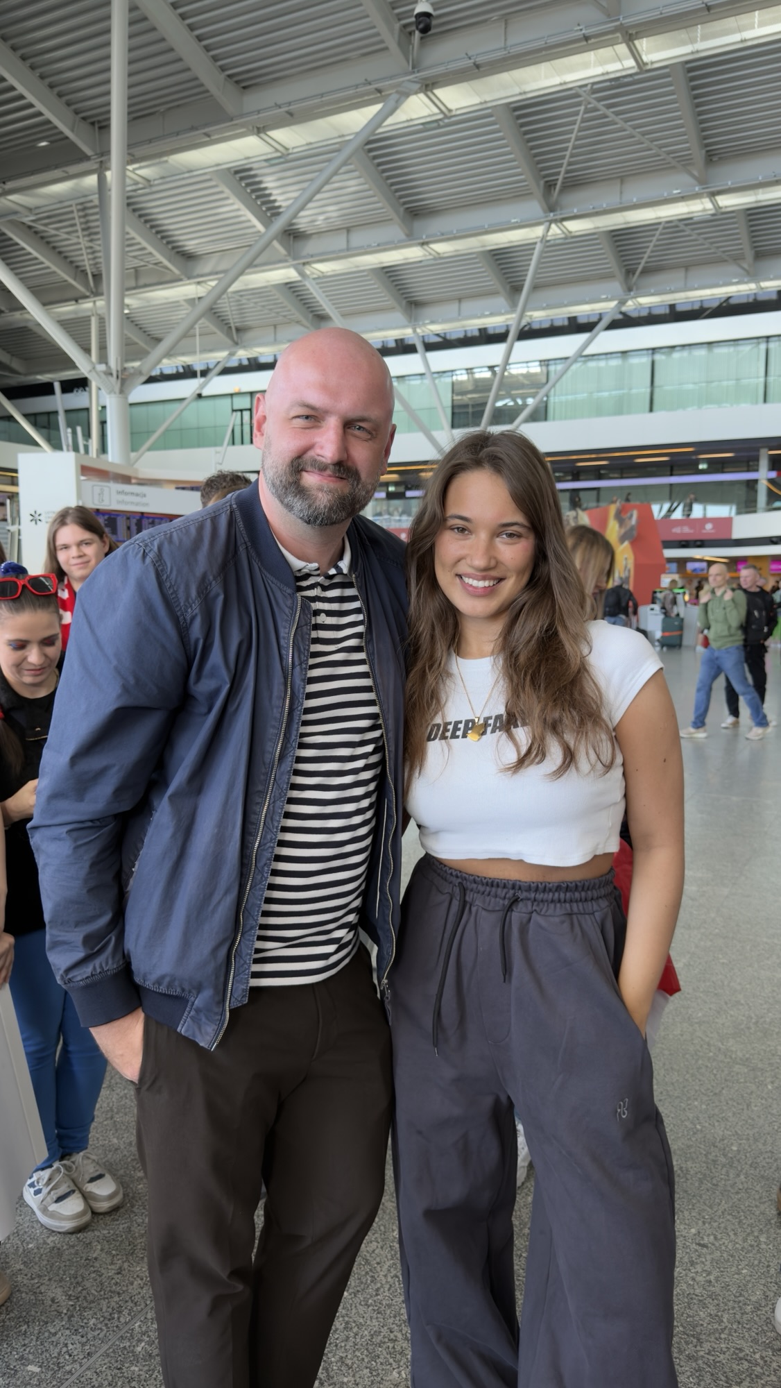 Eurowizja 2026: Alicja Szemplińska już w Wiedniu! Poznaj jej ekipę taneczną i zobacz, jak wyglądało spotkanie na lotnisku • Co czeka Polaków w Wiedniu? Szczegółowe kontrole bezpieczeństwa i surowe zakazy